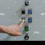 Cómo puedo solucionar problemas de la linterna LED en mi teléfono