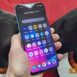 El teléfono tiene altavoces estéreo