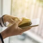 Cuál es la mejor forma de limpiar la pantalla de mi teléfono